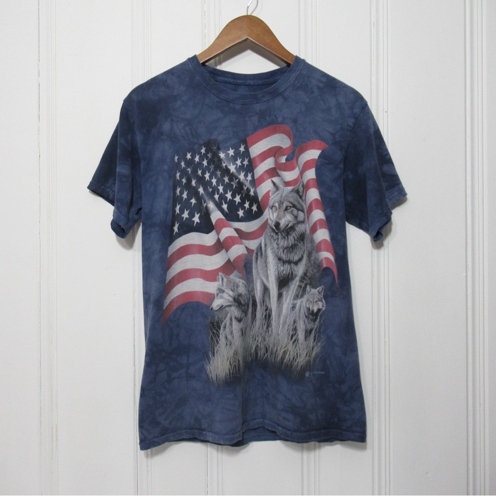 The Mountain Vintage 2001 Wolves and USA Flag Graphic Tee Shirt Size Medium